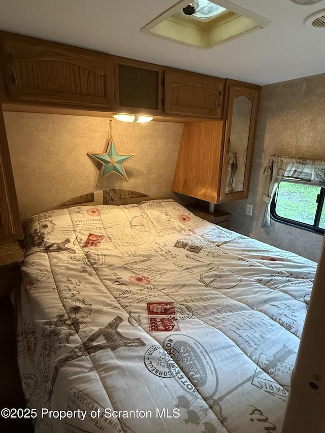 10 Lazy Squaw Trl, Gouldsboro, PA 18424 - bedroom featuring a skylight