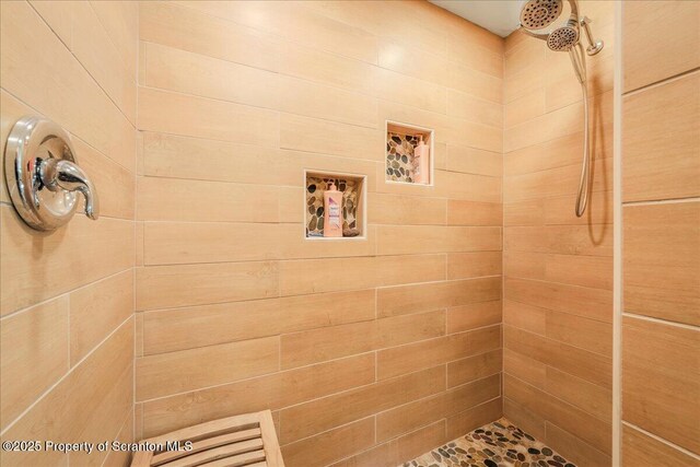 2119 Vacation Ln, Pocono Summit, PA 18346 - full bathroom with a tile shower