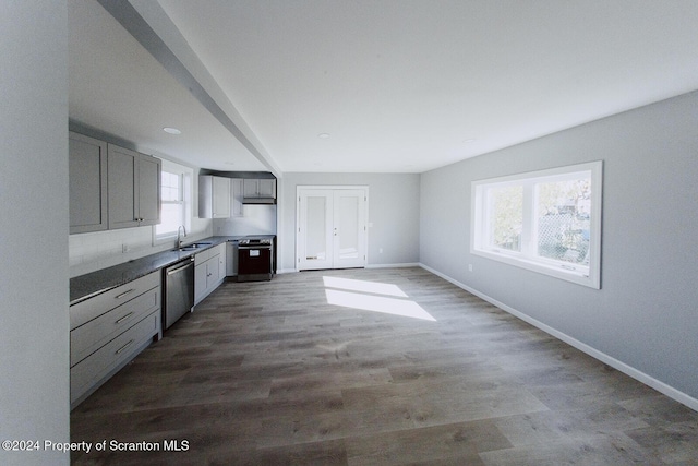 kitchen featuring gray cabinets, dark hardwood / wood-style flooring, sink, and stainless steel appliances