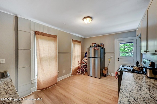 612 Farber Ct, Scranton, PA 18510 - kitchen featuring freestanding refrigerator, crown molding, light wood-style floors, and gas range oven