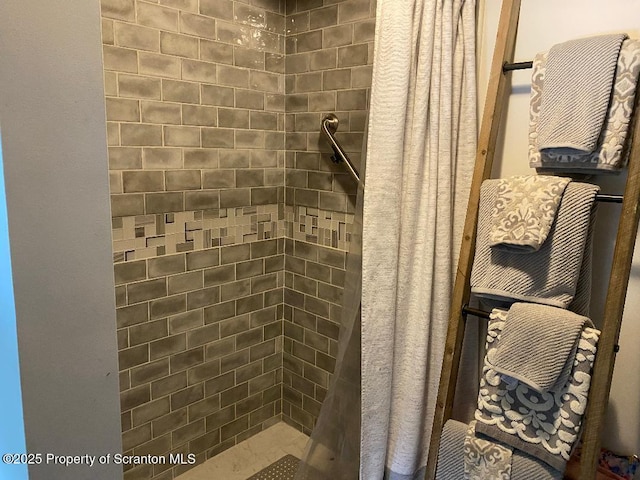 full bathroom featuring a tile shower