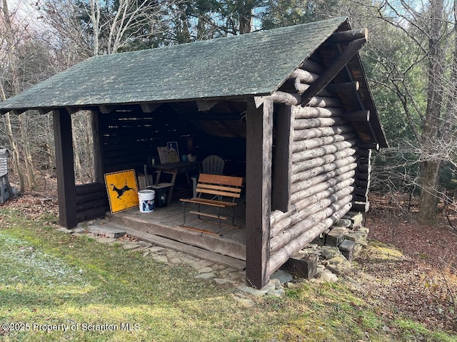 view of outdoor structure with an outbuilding