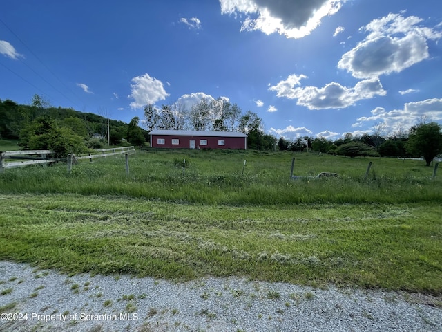 view of yard featuring a rural view