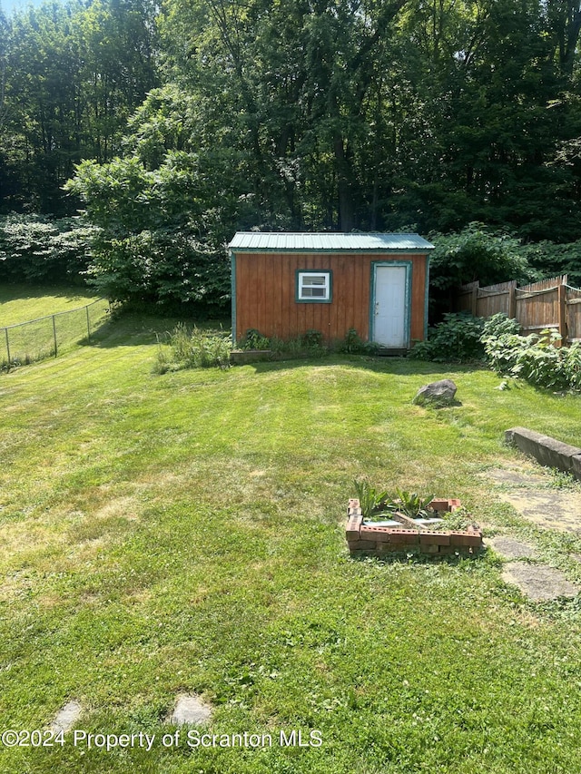 view of yard with a storage shed