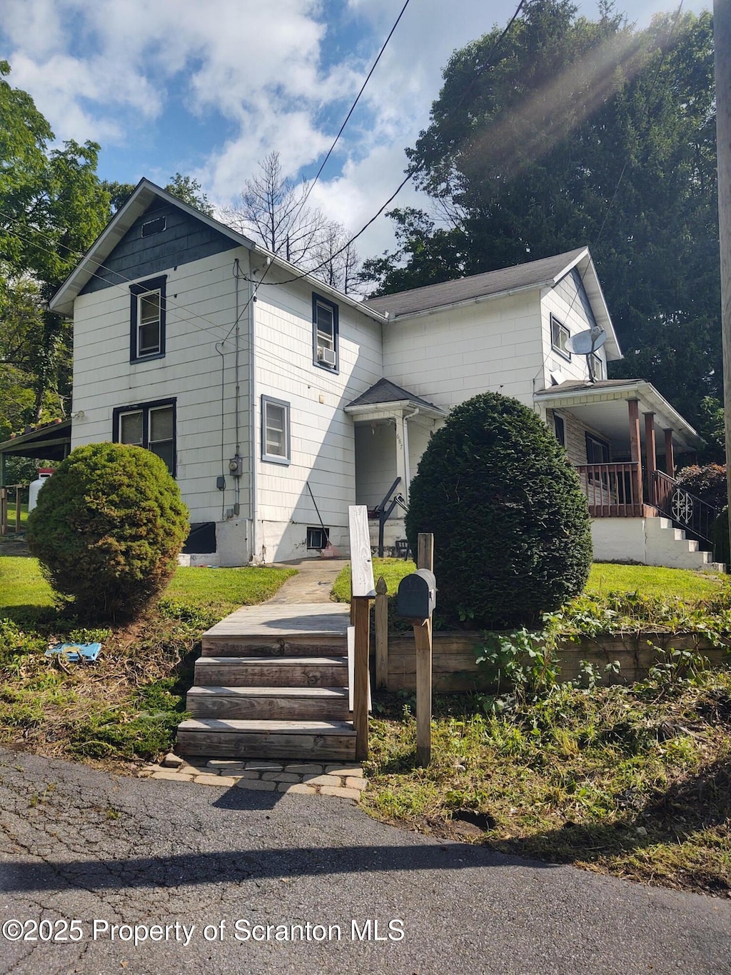 687 Dennis Ln, Plymouth, PA 18651 - photo 1