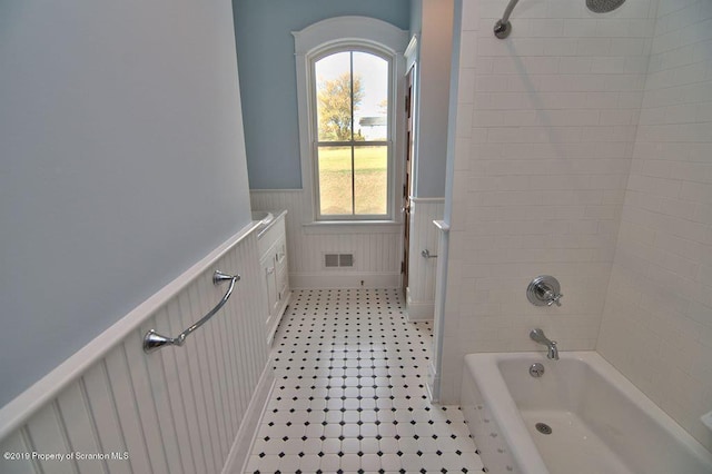 bathroom featuring tiled shower / bath combo