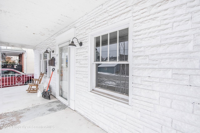 property entrance featuring a porch