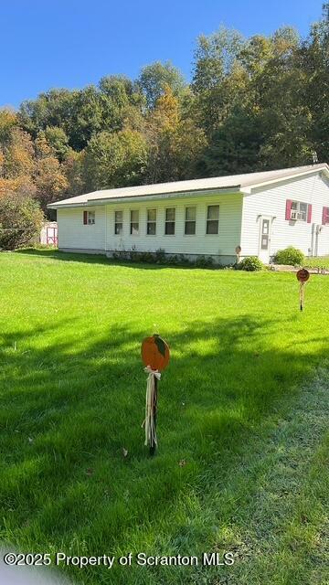 view of front of home featuring a front lawn