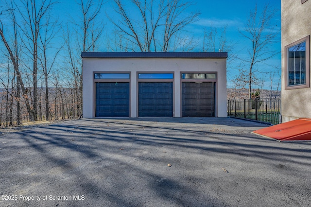 815 Oak St, Archbald, PA 18403 - detached garage with fence