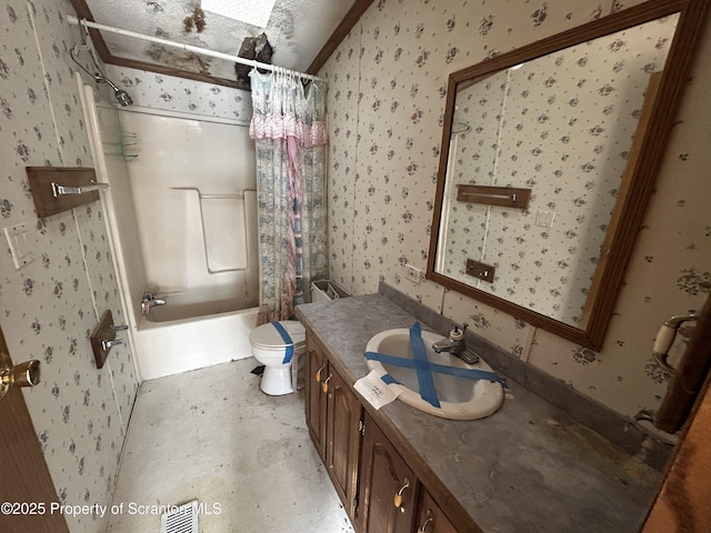 full bath featuring wallpapered walls, visible vents, toilet, shower / tub combo with curtain, and vanity