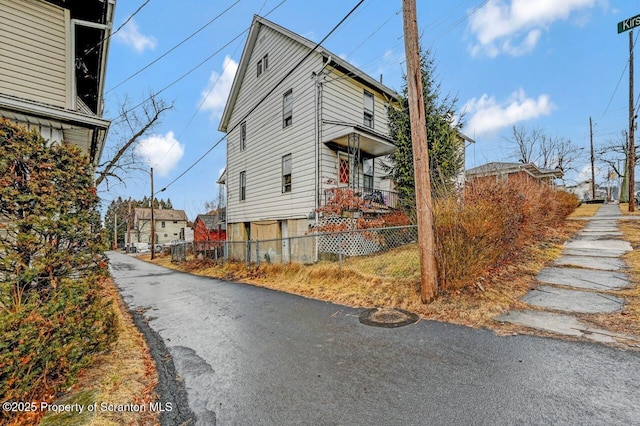 view of side of property featuring a fenced front yard