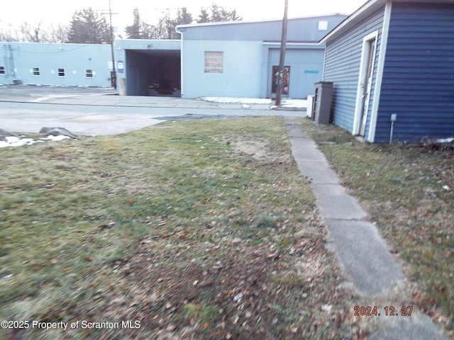 view of yard featuring a carport