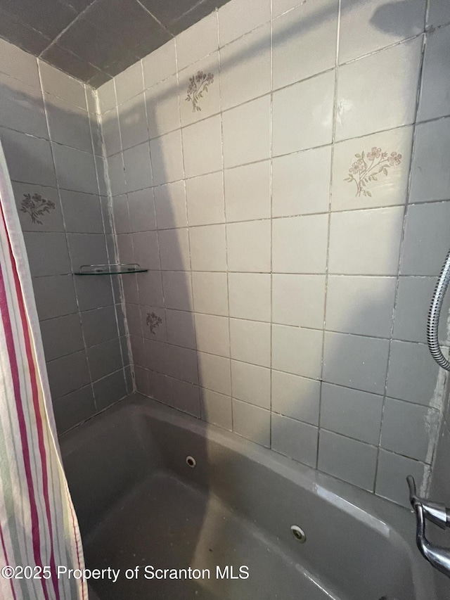 bathroom featuring tiled shower / bath combo