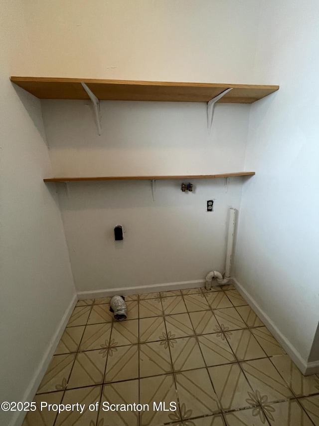 clothes washing area with washer hookup and hookup for an electric dryer