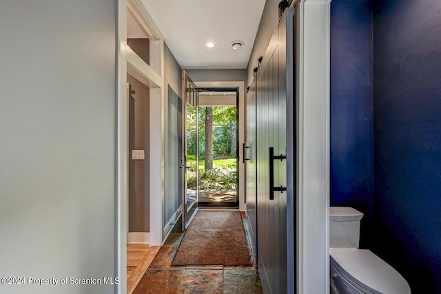 doorway to outside with a barn door