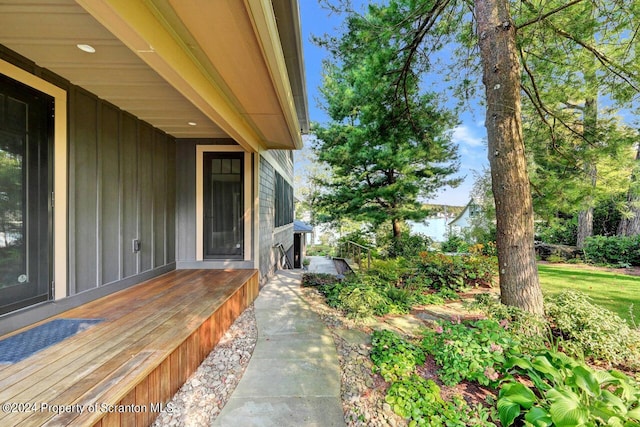 entrance to property featuring a wooden deck