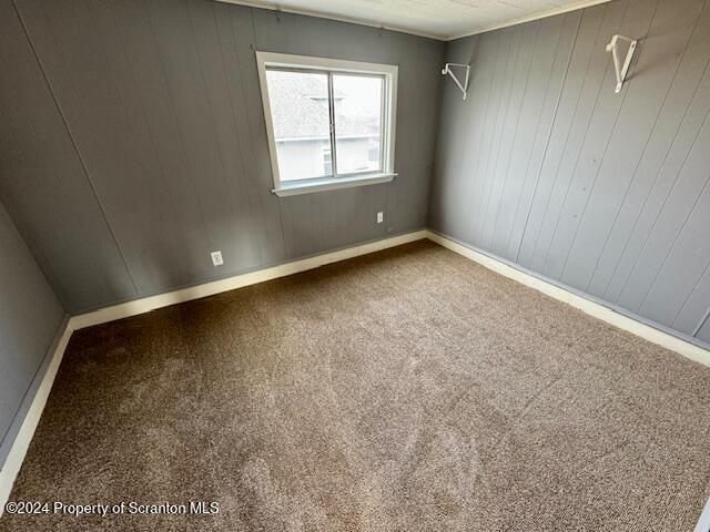 spare room featuring carpet flooring