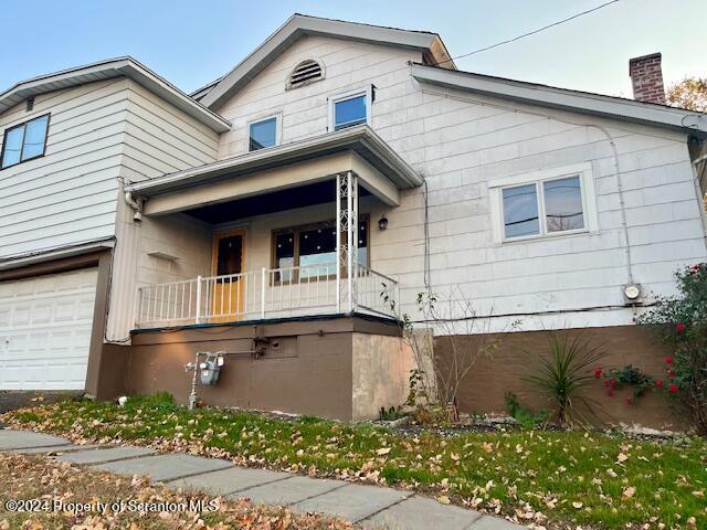 view of front of property featuring a garage