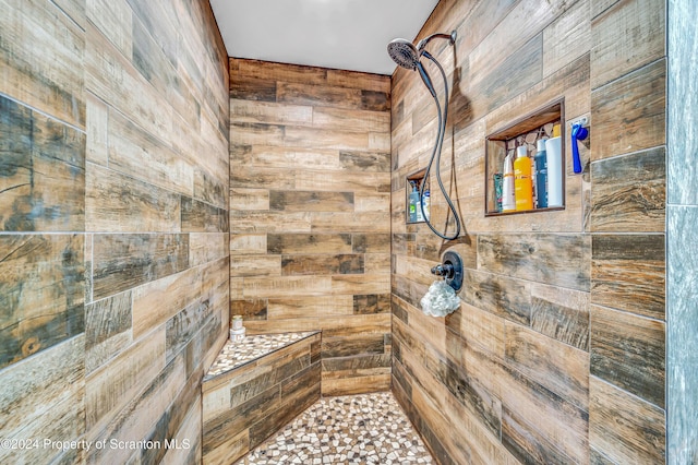 bathroom featuring tiled shower