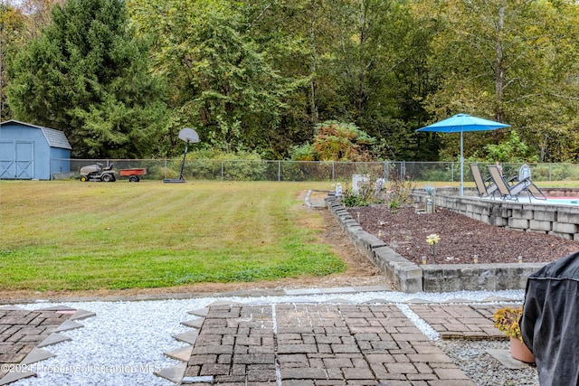 view of yard featuring a storage unit