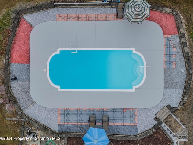 view of swimming pool