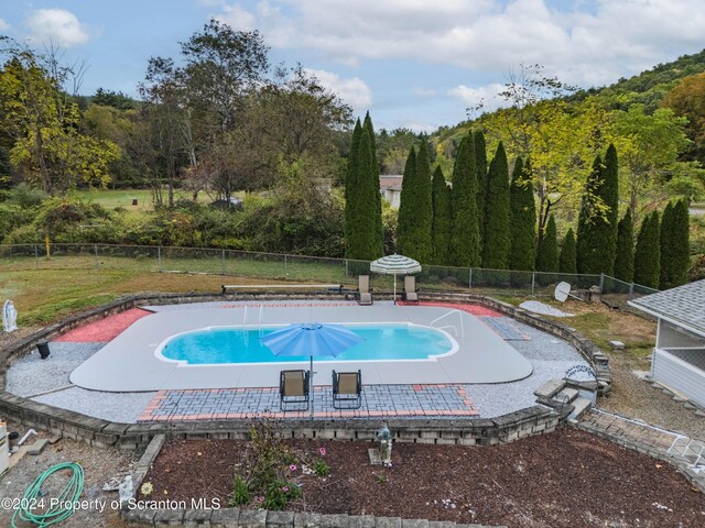 view of swimming pool