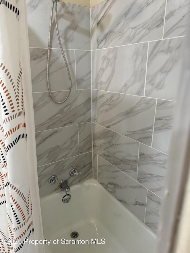 bathroom with shower / tub combo