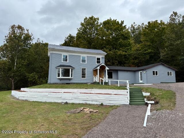 view of front of home featuring a front lawn