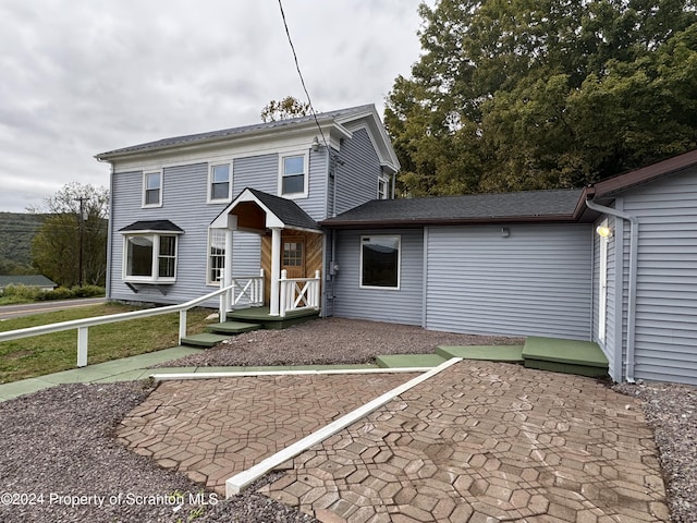 view of front of property with a front lawn