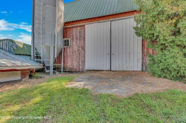 view of outdoor structure with a yard