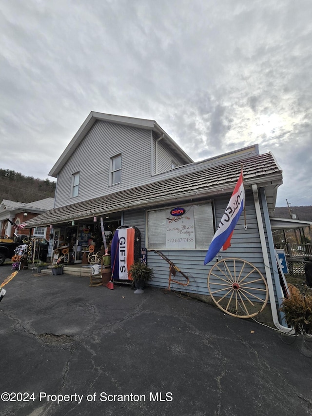 view of front of property