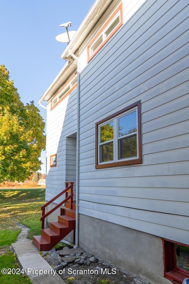 view of side of property featuring a lawn