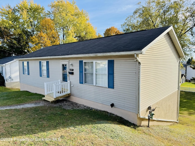 view of front of home featuring a front lawn