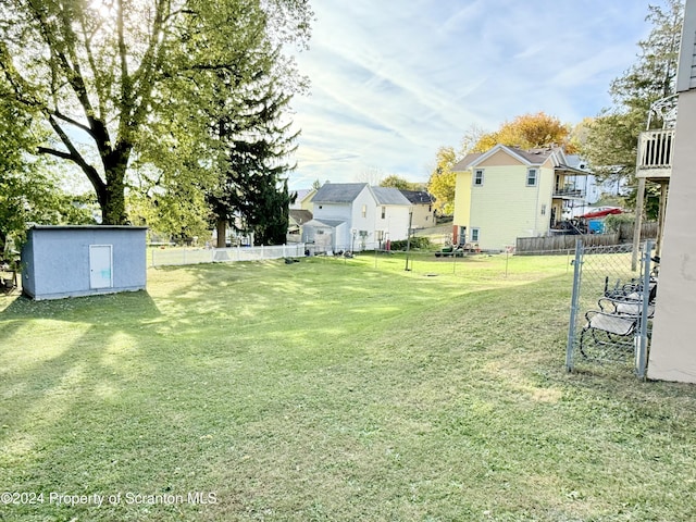 view of yard with a shed