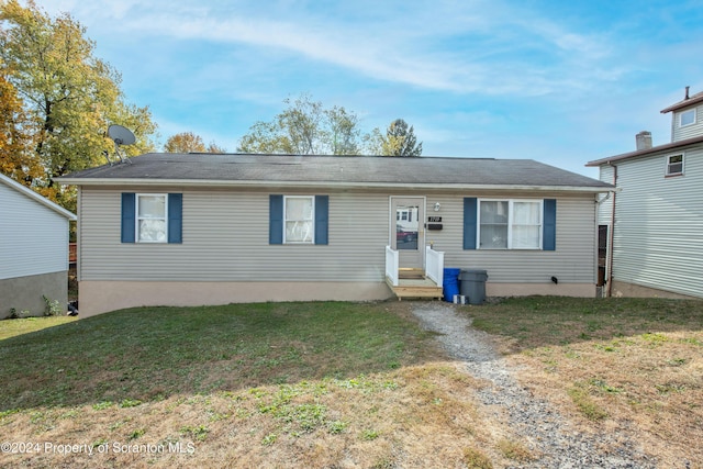 view of front of property featuring a front yard