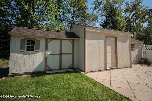 view of outdoor structure featuring a yard