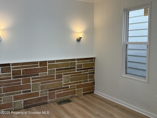 interior details with hardwood / wood-style floors