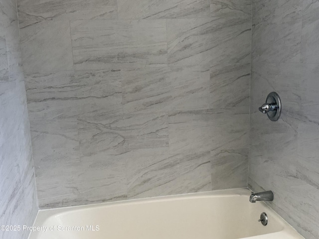 bathroom featuring tiled shower / bath combo