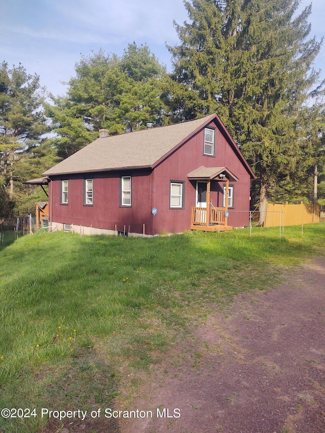 view of front of property featuring a front yard