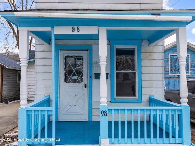 doorway to property with covered porch