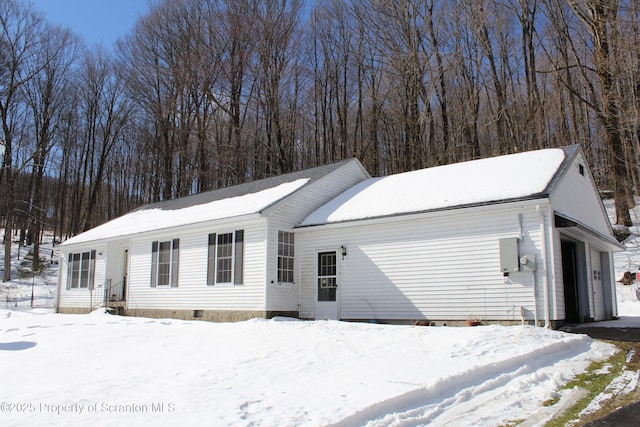 ranch-style home with crawl space and a garage