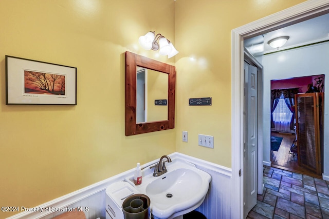 bathroom featuring sink