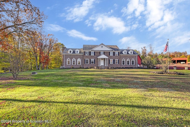 view of front of property featuring a front lawn