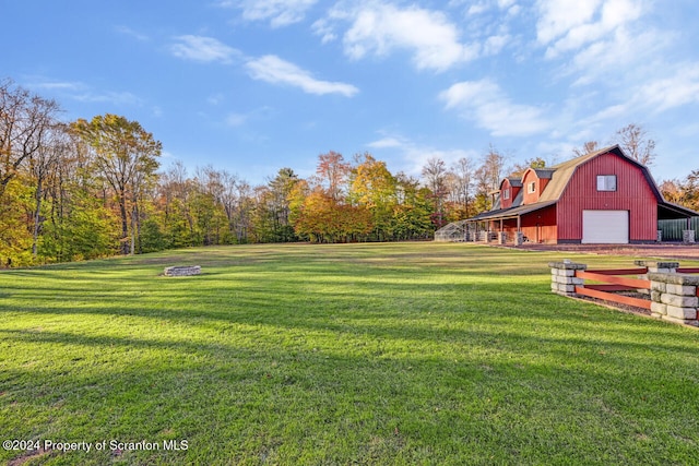 view of yard featuring an outdoor structure