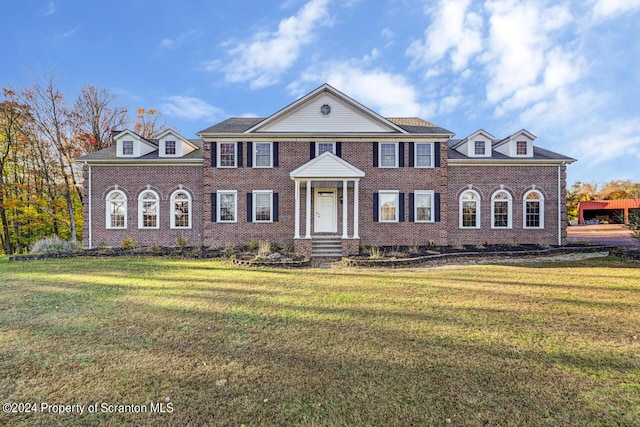 view of front of property featuring a front lawn