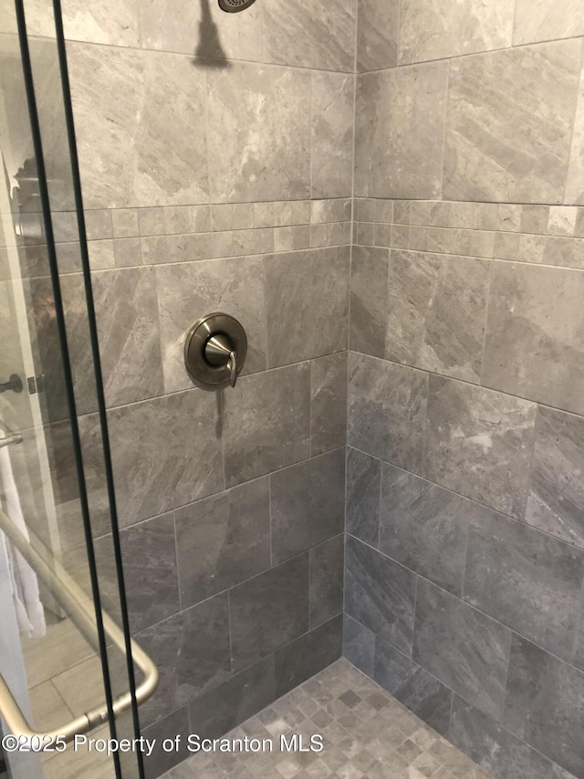 bathroom featuring tiled shower