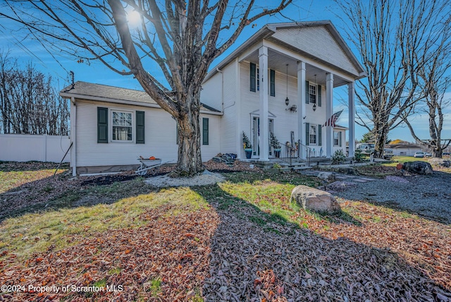 view of front facade with a front lawn