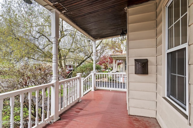 balcony featuring covered porch