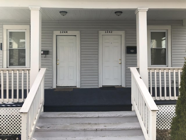 entrance to property featuring a porch