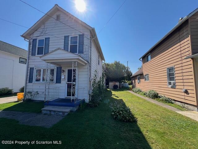 view of front of property featuring a front yard